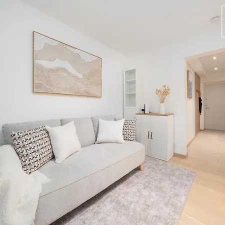 Quiet 2br, Free Parking, Workspace & Fast Wifi Apartment *