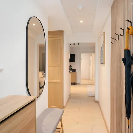 Apartment Quiet 2br, Free Parking, Workspace & Fast Wifi