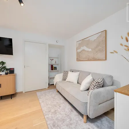 Quiet 2br, Free Parking, Workspace & Fast Wifi *