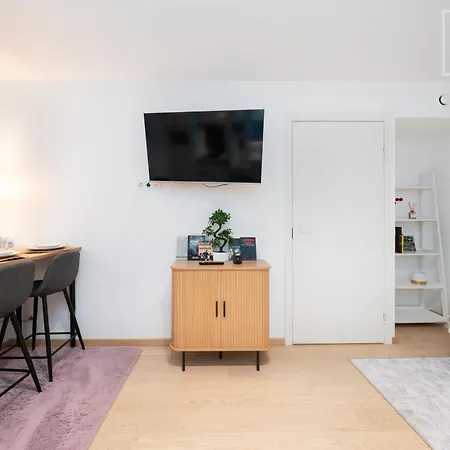 Quiet 2br, Free Parking, Workspace & Fast Wifi Apartment