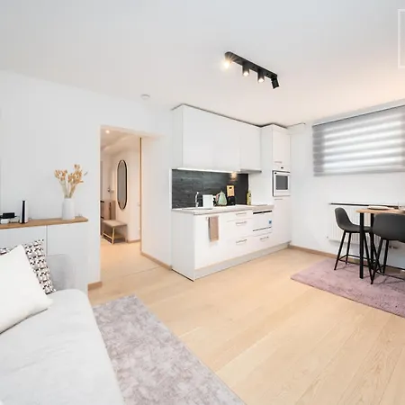 Quiet 2br, Free Parking, Workspace & Fast Wifi Apartment
