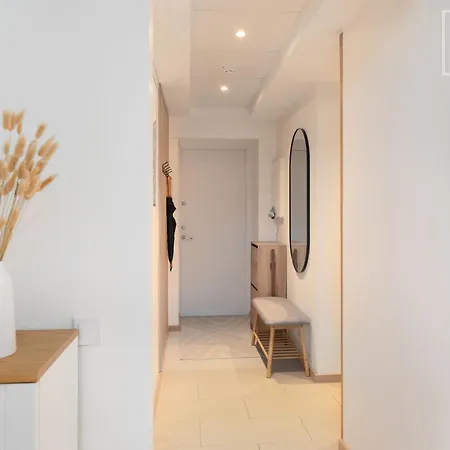 Quiet 2br, Free Parking, Workspace & Fast Wifi