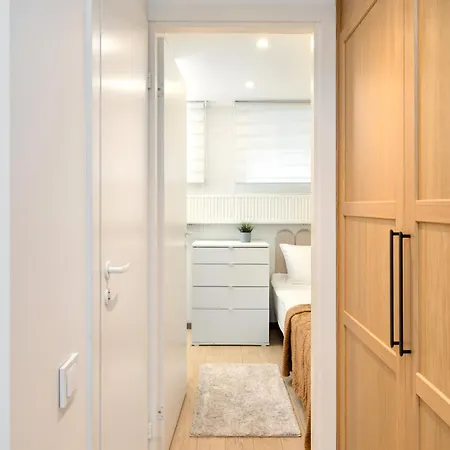 Quiet 2br, Free Parking, Workspace & Fast Wifi Apartment *
