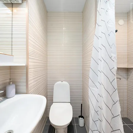 Quiet 2br, Free Parking, Workspace & Fast Wifi Apartment