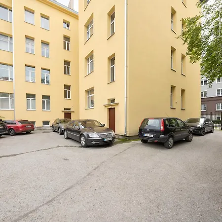 Quiet 2br, Free Parking, Workspace & Fast Wifi Apartment Reval