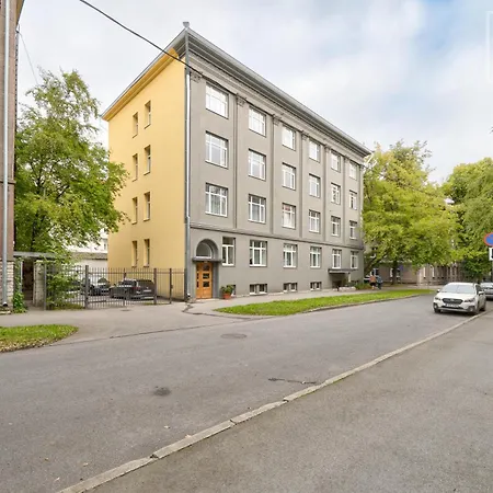 Quiet 2br, Free Parking, Workspace & Fast Wifi * Reval