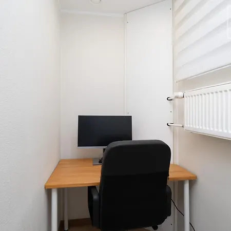 Apartment Quiet 2br, Free Parking, Workspace & Fast Wifi